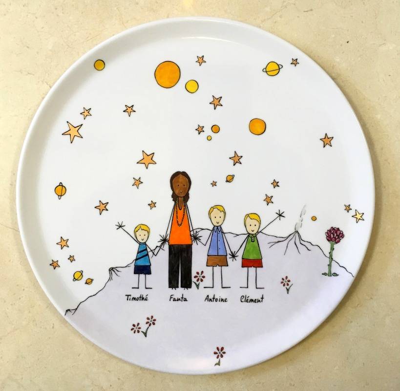 Plat à tarte en porcelaine personnalisé pour une nounou dans un style naïf avec l'inspiration du Petit Prince.